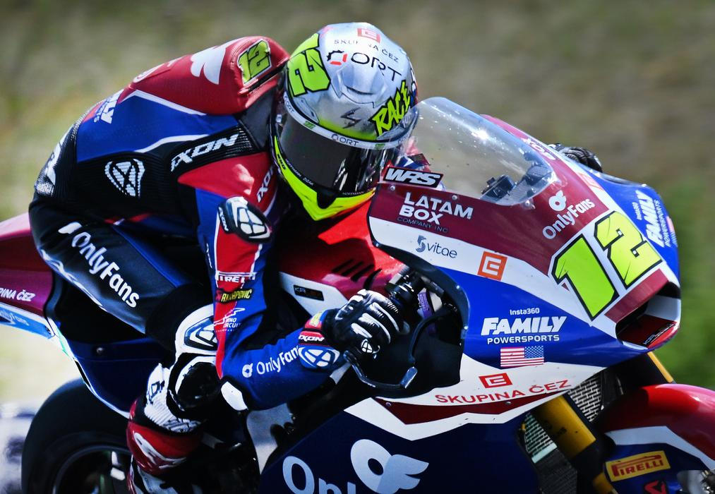 Filip Salač (12) v závodě Moto2 v Brně 2026