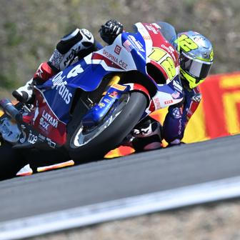 Filip Salač (12) v závodě Moto2 v Brně 2026