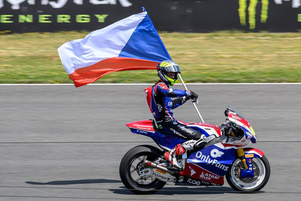 Filip Salač slaví třetí místo v závodě Moto2 v rámci VC České republiky v Brně 2026.