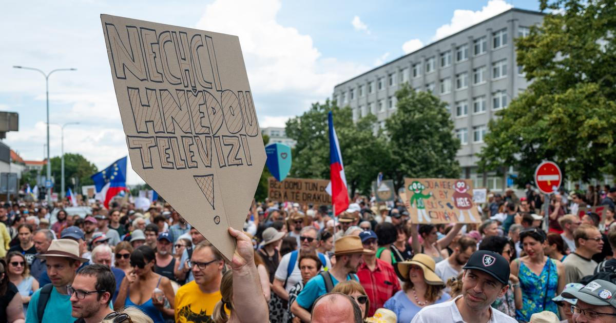 Tisíce lidí vyšly do ulic Prahy na podporu veřejnoprávních médií