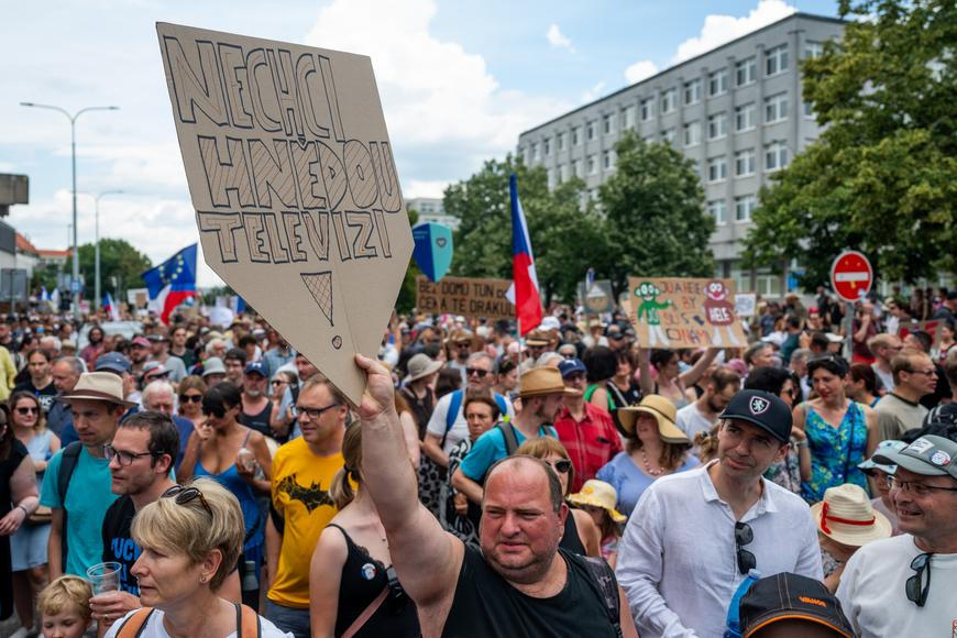 Tisíce lidí vyšly do ulic Prahy na podporu veřejnoprávních médií