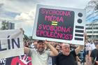 Demonstrace na podporu veřejnoprávních došla v neděli až před pražské sídlo České televize.