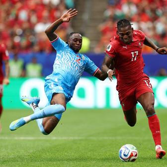 Aaron Wan-Bissaka (vlevo) v zápase DR Kongo - Portugalsko na MS 2026