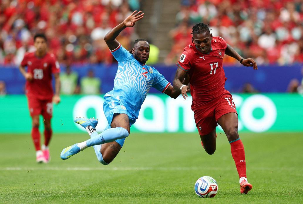 Aaron Wan-Bissaka (vlevo) v zápase DR Kongo - Portugalsko na MS 2026
