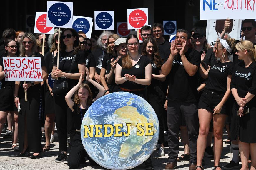 Lidský řetěz kolem rozhlasu, protest v černém na Kavčích horách. Veřejnoprávní média se bouří