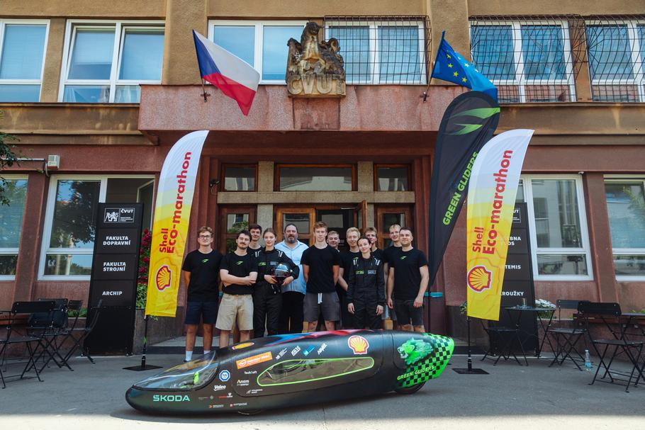 Studenti ČVUT představili soutěžní elektromobil