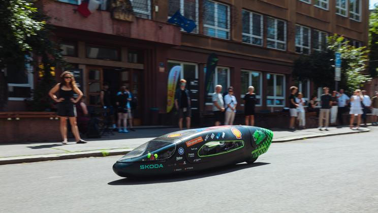 Studenti ČVUT představili soutěžní elektromobil.