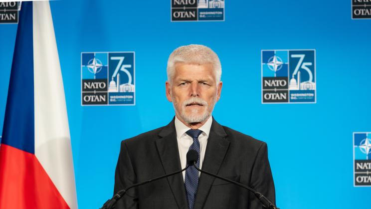 Vláda původně po několikaměsíčním sporu prezidenta do delegace na summit nezařadila, Pavel proto podal kompetenční žalobu. Ústavní soud v předběžném opatření vládě uložil, aby hlavě státu zajistila účast.