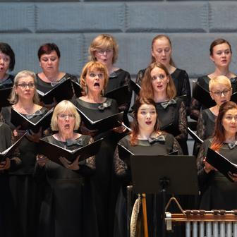 A také Pražský filharmonický sbor.