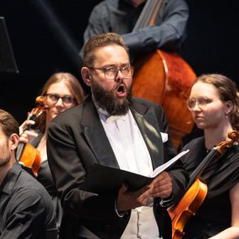 Pavel Švingr jako odpouštějící Dieu le Fils (Bůh Syn, čili Ježíš).