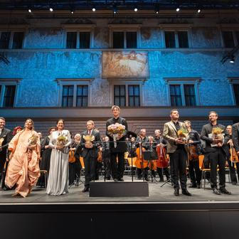 Festival si zakládá na udržitelnosti, interpreti tak obdrželi nikoli řezané květiny, ale ty v květináči.