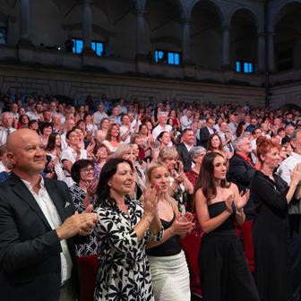 Opera sklidila ovace vestoje.