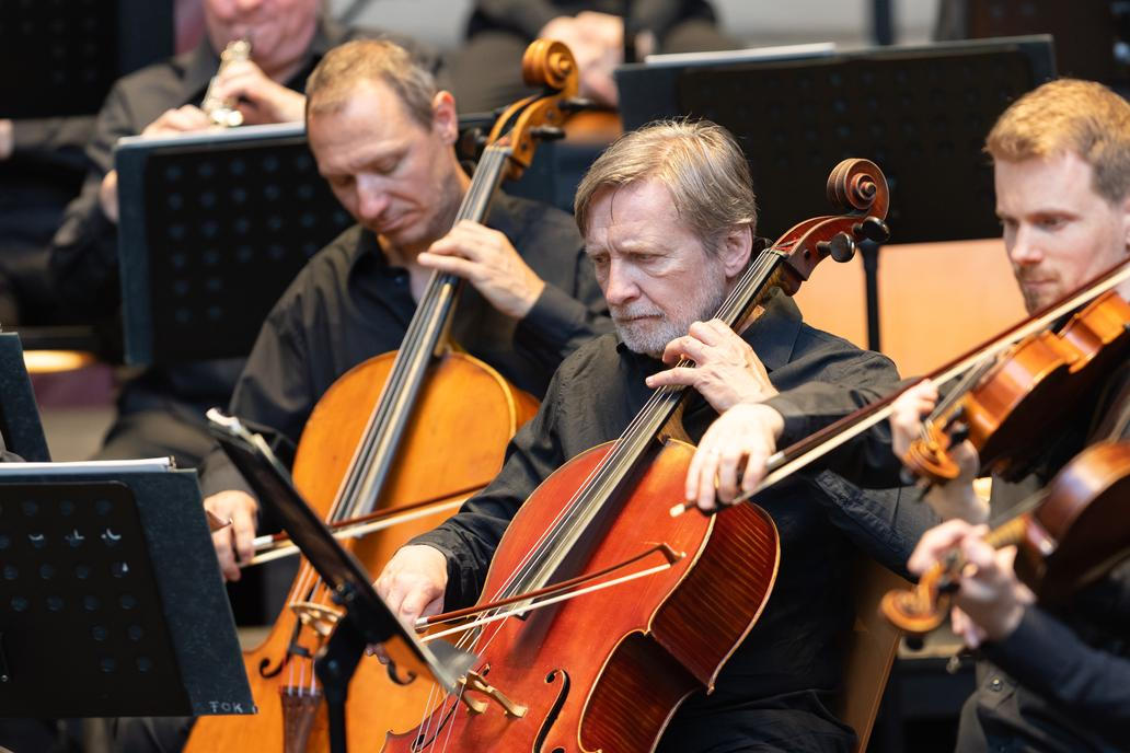 Ty doprovodil komorní orchestr.