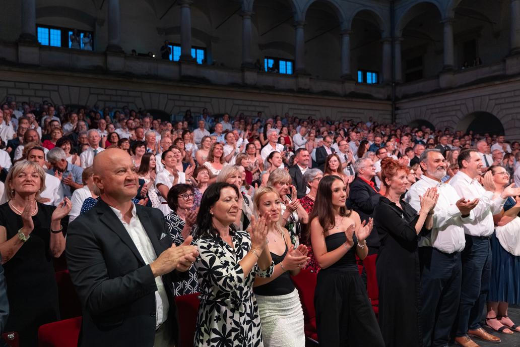 Opera sklidila ovace vestoje.
