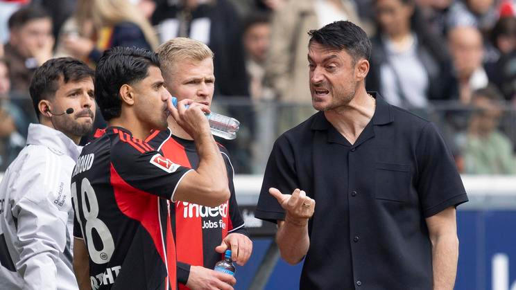 Albert Riera na lavičce Frankfurtu
