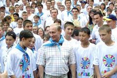 Archivní snímek z 28. července 2001 zachycuje ruského prezidenta Vladimira Putina (uprostřed) mezi dětmi v Mezinárodním dětském centru Artěk.