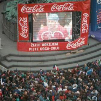 Coca-Cola byla i součástí příletu zlatých hokejistů ze ZOH Nagano 1998 na Staroměstské náměstí.