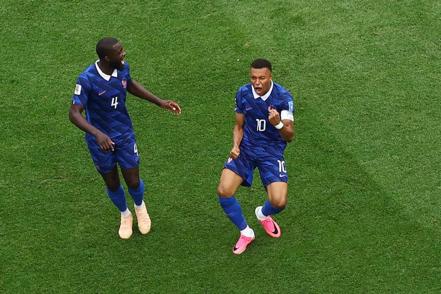 Mbappé a Haaland nahánějí Messiho, Francii nezastavilo ani dvouhodinové přerušení