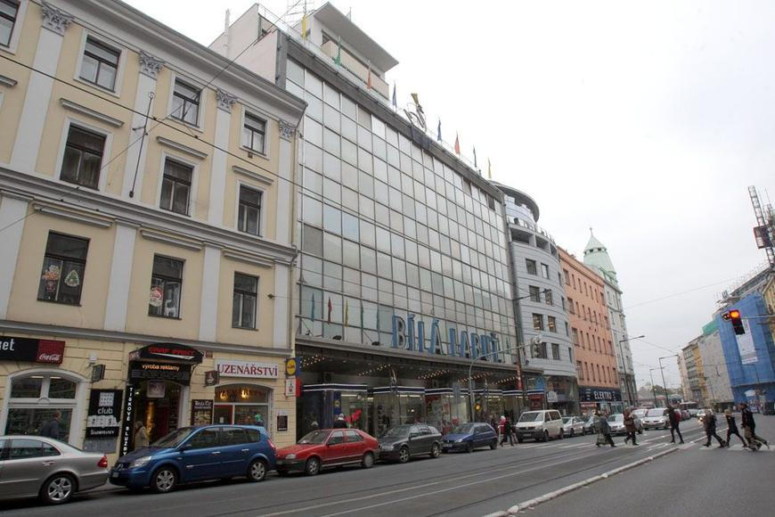 Kvůli podezřelému zavazadlu uzavřela policie okolí Bílé labutě v centru Prahy