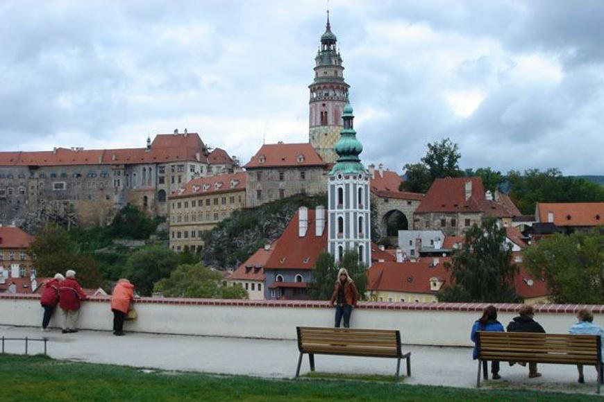 Akrobaté na komíně i nad hlavami návštěvníků. Český Krumlov ožije pouličním festivalem