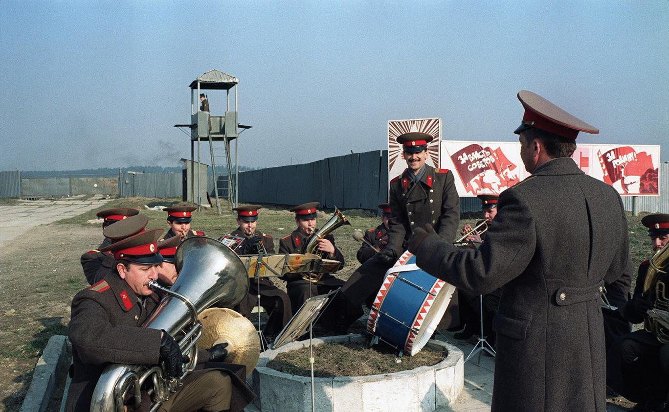 Vojenská kapela sovětské armády doprovází začátek odsunu vojsk, která v zemi zůstávala od invaze v srpnu 1968.