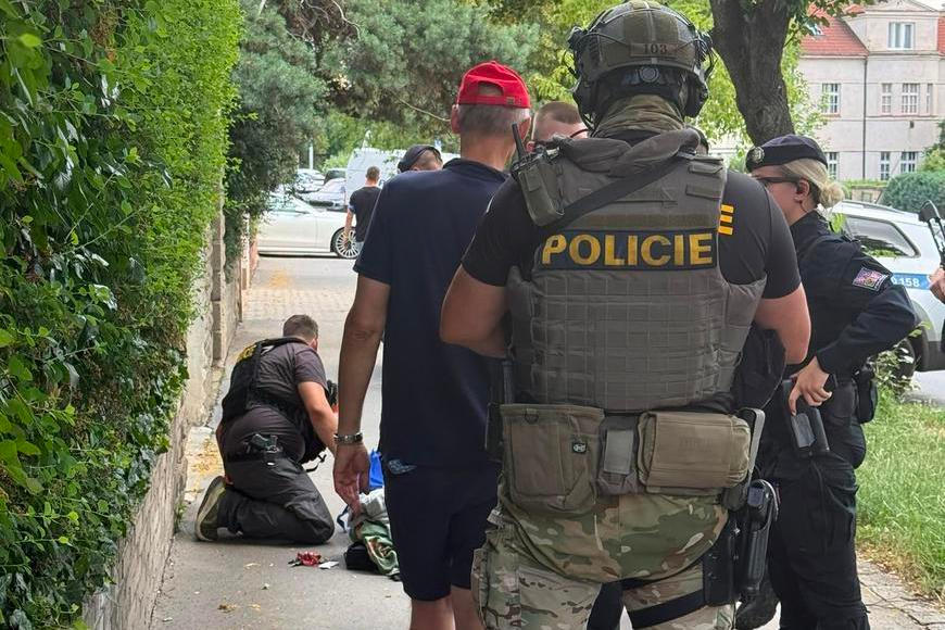 Policie v Praze dopadla muže se zbraní. Pátral po něm i vrtulník