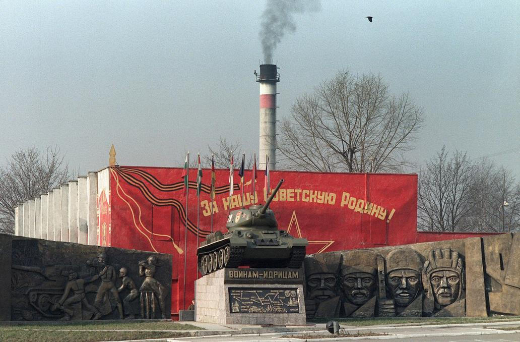 Opuštěné kasárny a první známky stěhování. Vyjednávání zahájená po sametové revoluci dostávají konkrétní podobu, sovětská armáda se chystá k odchodu.