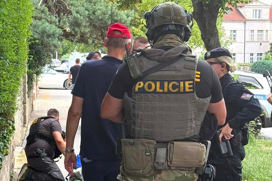 Policie obvinila muže, jenž byl se zbraní u učiliště, z nebezpečného vyhrožování