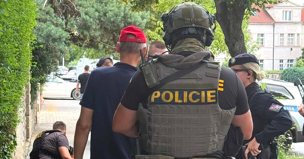 Policie obvinila muže, jenž byl se zbraní u učiliště, z nebezpečného vyhrožování