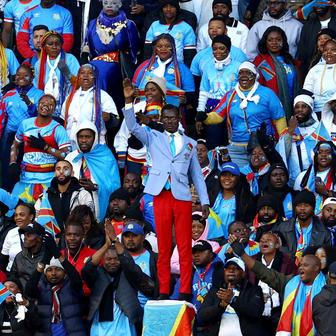 Michel Nkuka Mboladinga uprostřed konžských fanoušků na Africkém poháru národů
