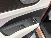 Vnitřní kliky dveří připomínají řešení u Volkswagenu T-Roc.