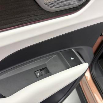 Vnitřní kliky dveří připomínají řešení u Volkswagenu T-Roc.