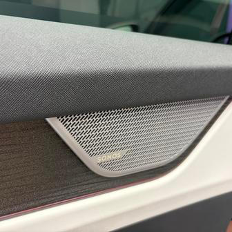 Audio Sonos má 16 reproduktorů včetně dvou výškových v A-sloupcích.
