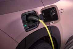 SUV má obousměrné nabíjení, nechybí proto funkce V2L, kdy je auto velkou powerbankou, ale ani V2H s napájením domu přes speciální wallbox a V2G s odevzdáváním energie zpět do sítě.