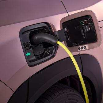 SUV má obousměrné nabíjení, nechybí proto funkce V2L, kdy je auto velkou powerbankou, ale ani V2H s napájením domu přes speciální wallbox a V2G s odevzdáváním energie zpět do sítě.