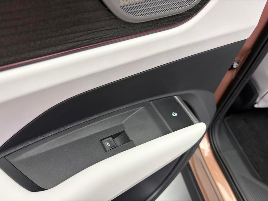 Vnitřní kliky dveří připomínají řešení u Volkswagenu T-Roc.