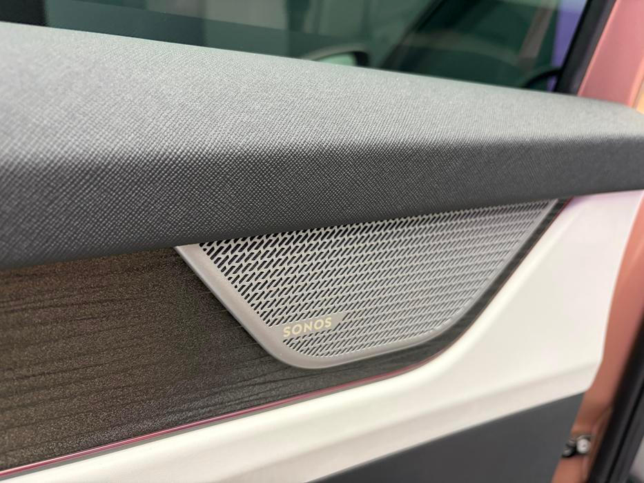 Audio Sonos má 16 reproduktorů včetně dvou výškových v A-sloupcích.