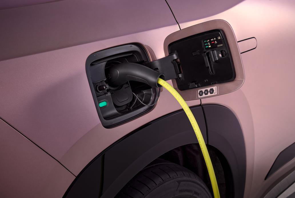 SUV má obousměrné nabíjení, nechybí proto funkce V2L, kdy je auto velkou powerbankou, ale ani V2H s napájením domu přes speciální wallbox a V2G s odevzdáváním energie zpět do sítě.