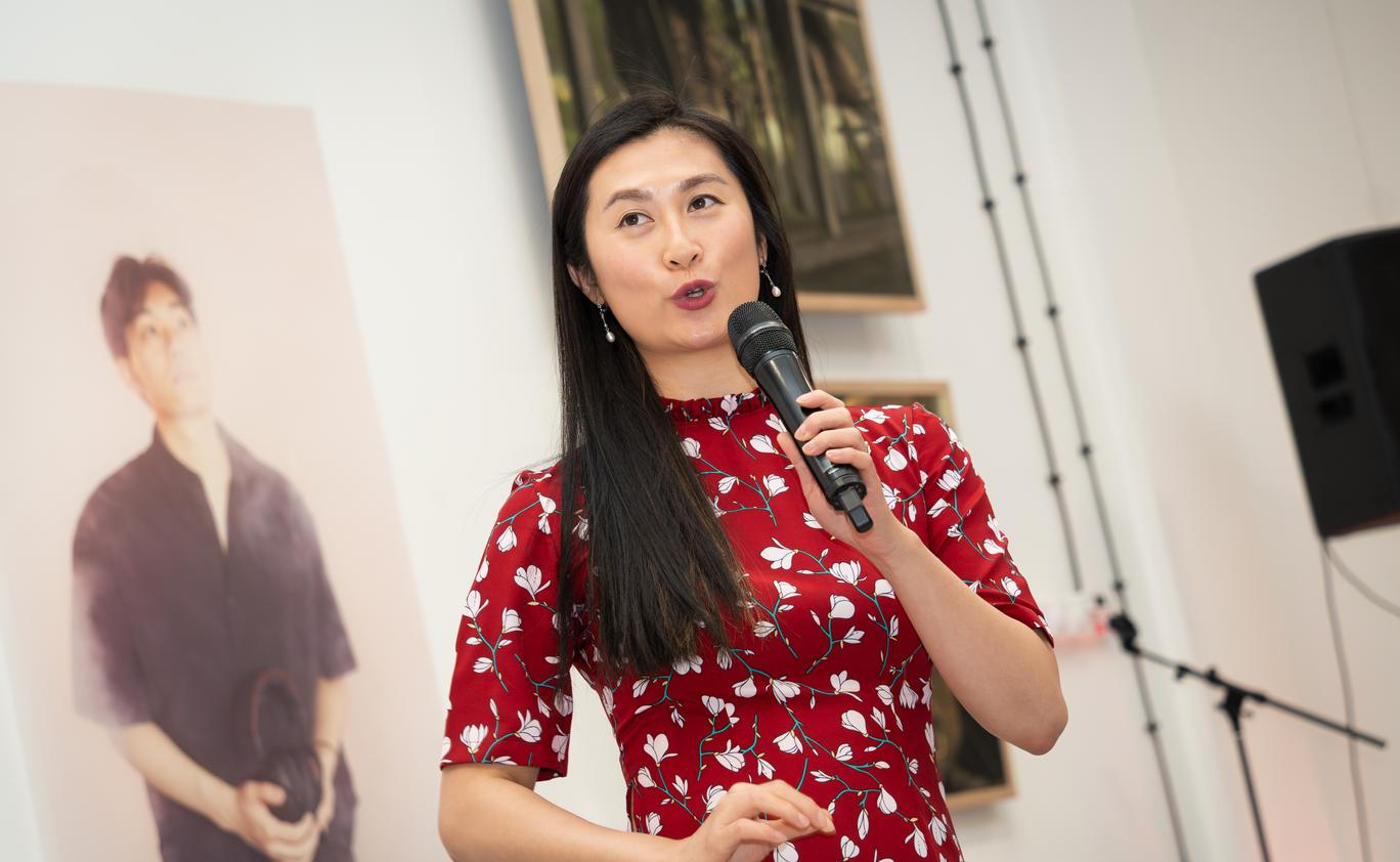Střípky z vernisáže výstavy Little Hanoi, Next Generation, která na více než sedmi desítkách portrétů představuje tváře druhé generace Vietnamců v České republice. Na snímku je Sue Nguyen, ředitelka kanceláře šéfa Senátu Miloše Vystrčila a – jak se ukázalo na výstavě – milovnice slam poetry.