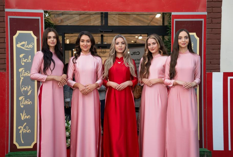 Kdo mohl, ten se na slavnostní večer oblékl do tradičních vietnamských šatů „ao dai“. Výjimkou nebyla ani fotografka Daniela Smržová, též jedna z portrétovaných.