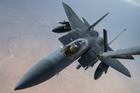 Americká stíhačka F-15E Strike Eagle doplňuje palivo během letu.