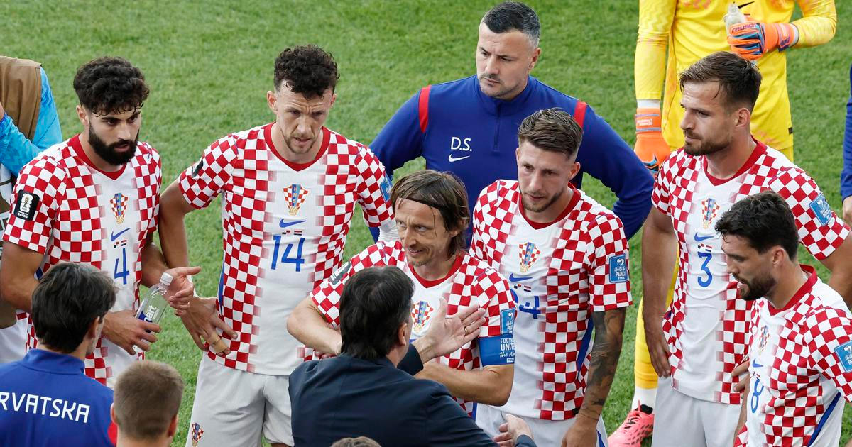 Ničíte fotbal, pálí kritici nového pravidla. FIFA ho chce držet, prý nejde o peníze