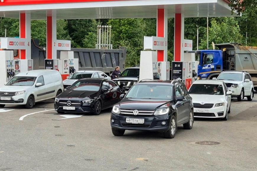 „Nasát, nepolykat.“ Rusům servírují bizarní rady, jak přijít k troše benzinu