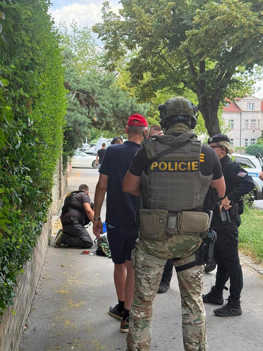 Snímek ze zadržení 55letého učitele. Zbraň tou dobou u sebe neměl.
