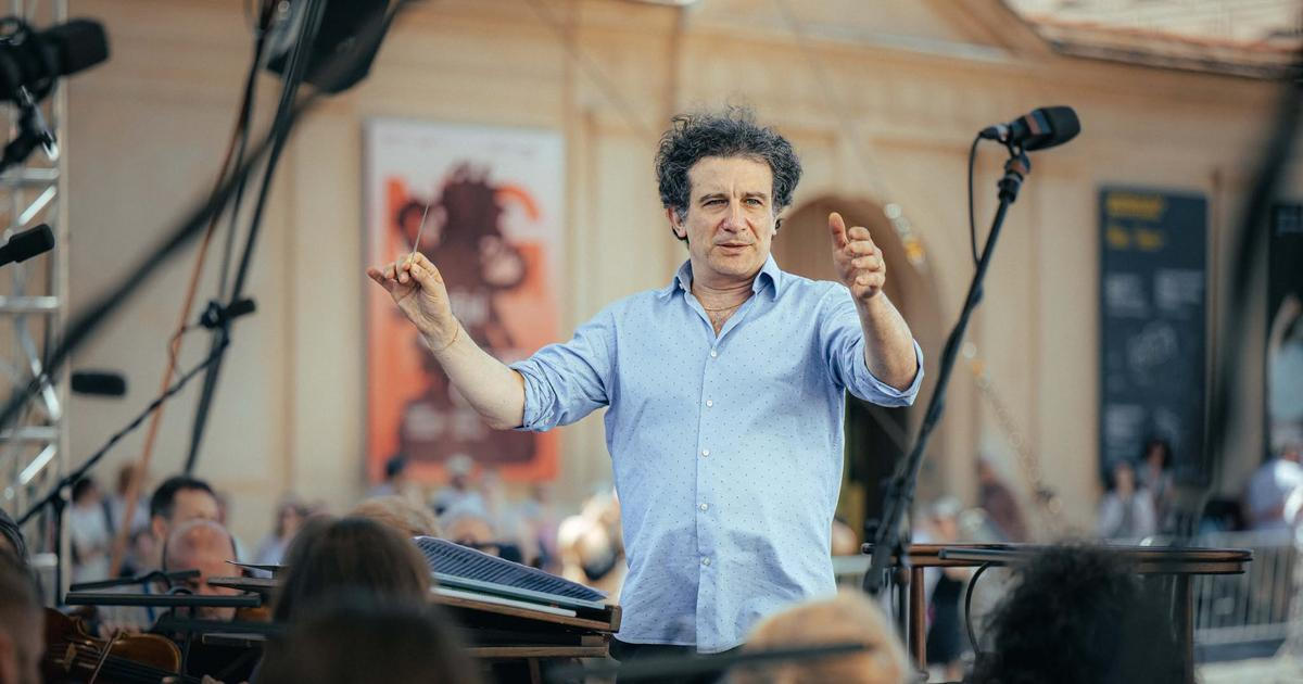 Česká filharmonie uzavřela sezonu open airem na Hradčanském náměstí