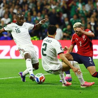 Julián Quiňones (16) dává gól v zápase Česko - Mexiko na MS 2026.