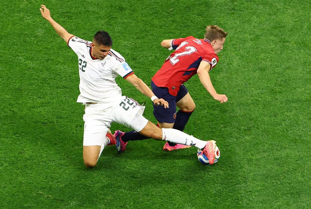Guillermo Martínez a Lukáš Červ v zápase Česko - Mexiko na MS 2026