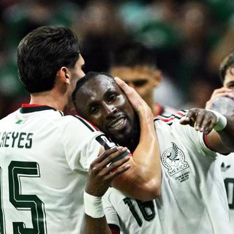 Julián Quiňones (16) slaví se spoluhráči gól v zápase Česko - Mexiko na MS 2026.