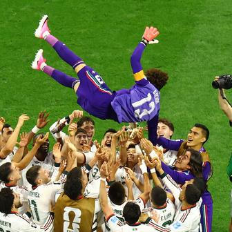 Mexická legenda Guillermo Ochoa na ramenou spoluhráčů po zápase Česko - Mexiko na MS 2026