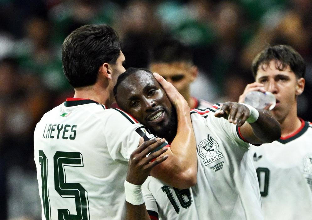 Julián Quiňones (16) slaví se spoluhráči gól v zápase Česko - Mexiko na MS 2026.